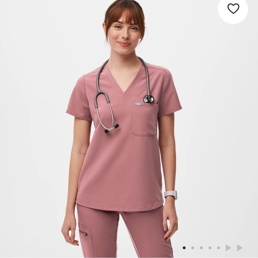 Figs Catarina One-Pocket Scrub Top in Mauve Color, size M